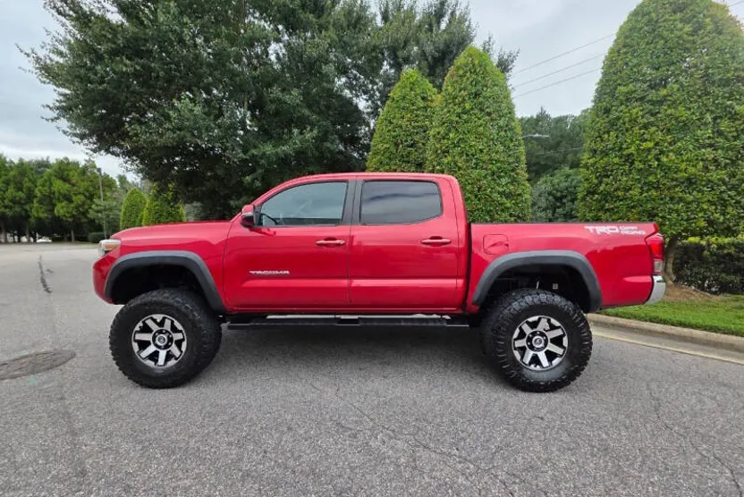 2016 Toyota Tacoma Off-Road TRD photo 1