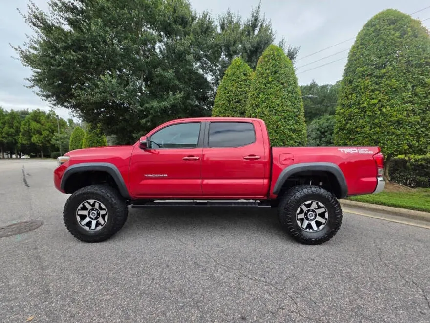 2016 Toyota Tacoma Off-Road TRD photo 1