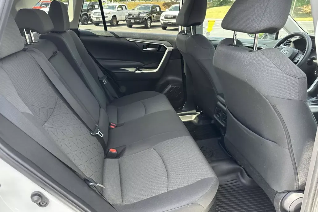 2024 Toyota RAV4 Hybrid XLE photo 1