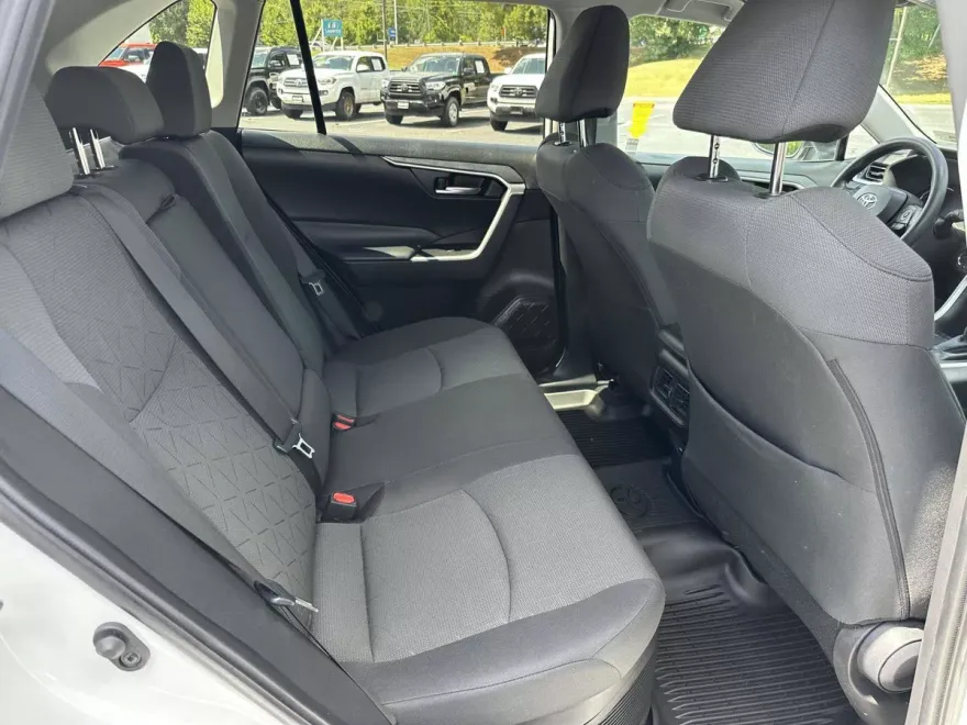 2024 Toyota RAV4 Hybrid XLE photo 1