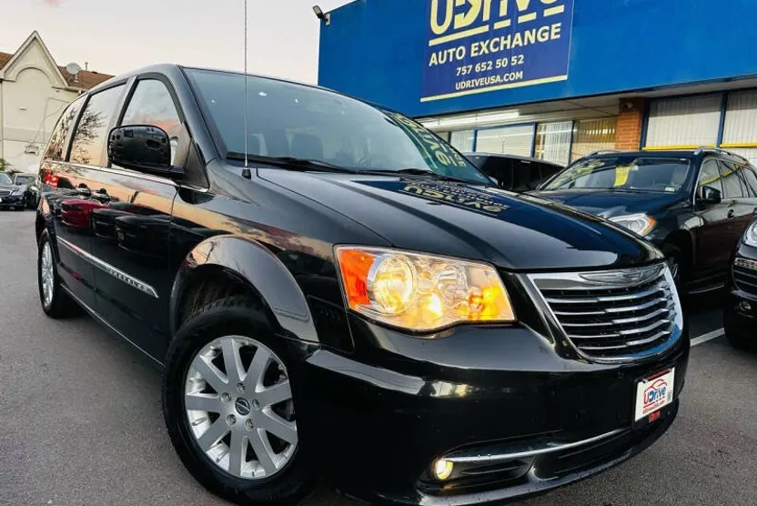 2016 Chrysler Town & Country Touring photo 1