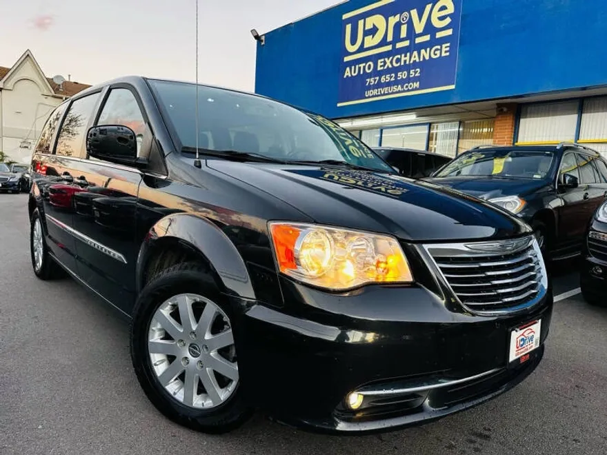 2016 Chrysler Town & Country Touring photo 1