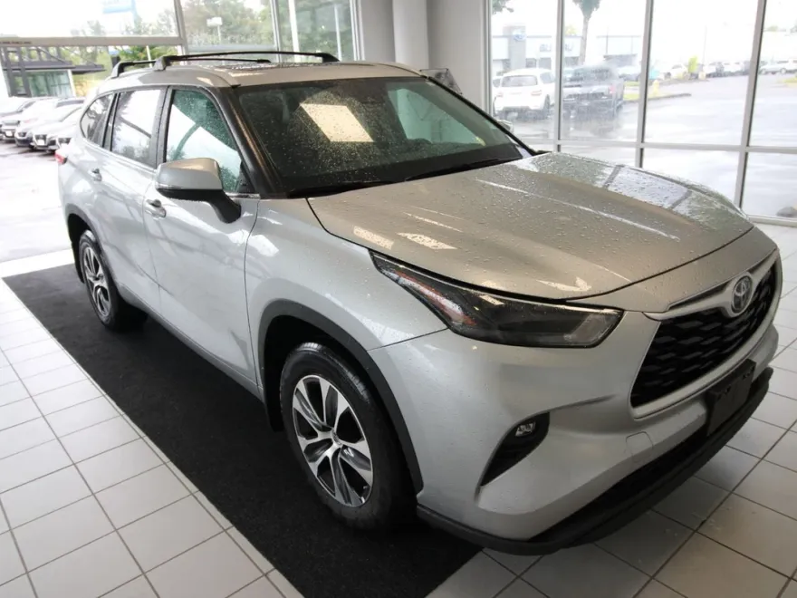 2023 Toyota Highlander XLE photo 1
