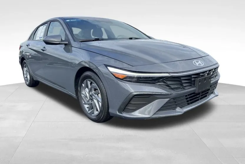 2024 Hyundai Elantra SEL photo 1