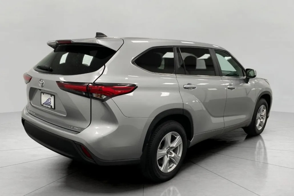 2024 Toyota Highlander LE photo 1