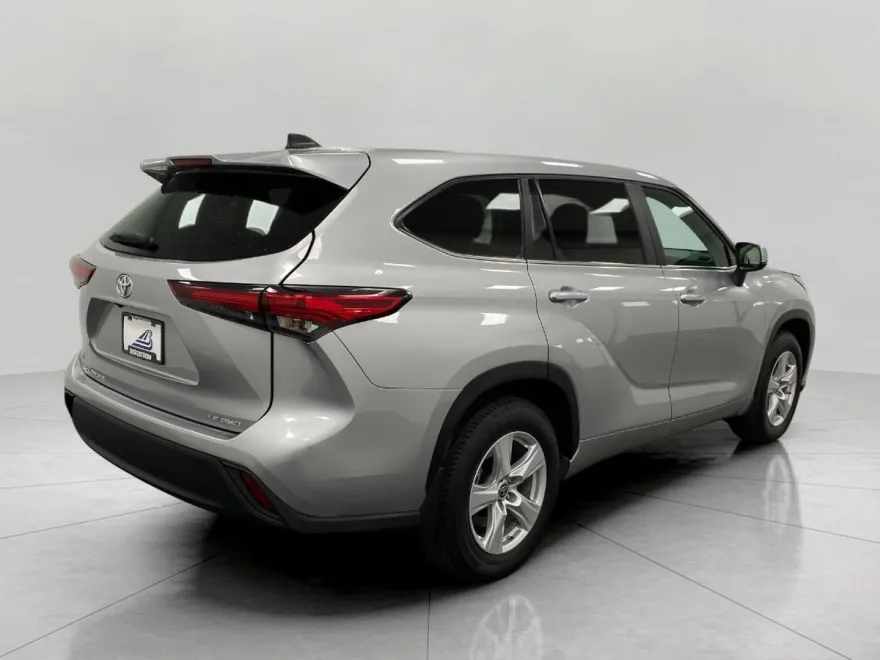 2024 Toyota Highlander LE photo 1