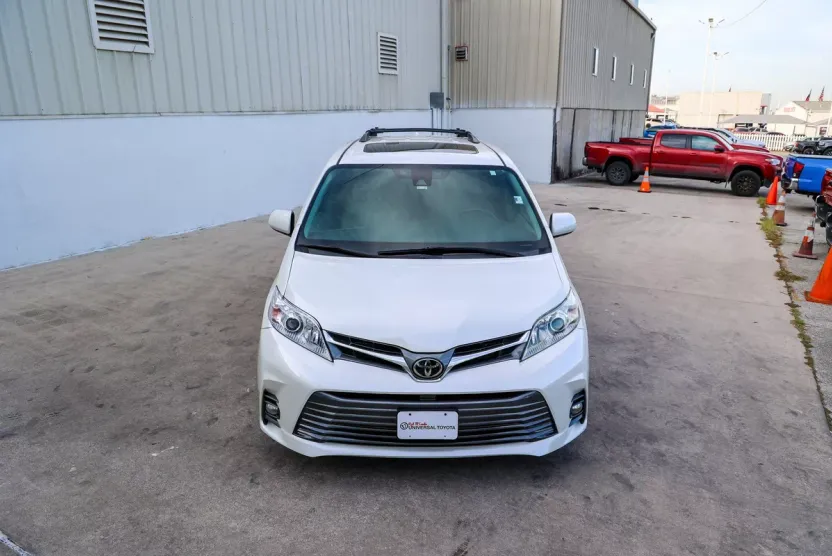 2018 Toyota Sienna XLE photo 1
