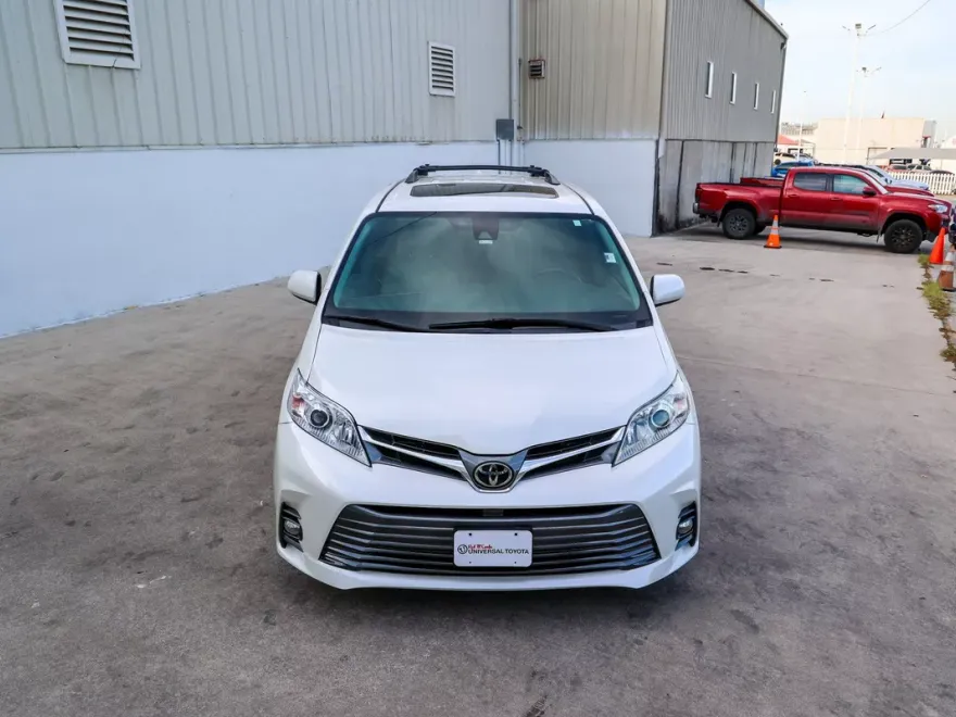 2018 Toyota Sienna XLE photo 1