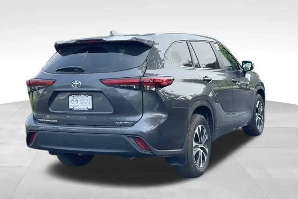 2023 Toyota Highlander XLE photo 1