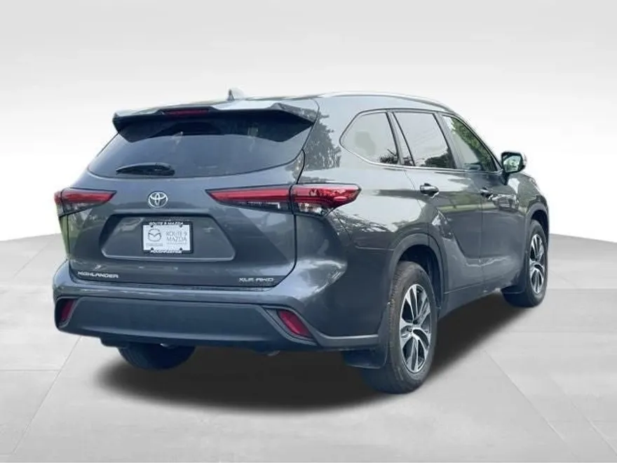 2023 Toyota Highlander XLE photo 1