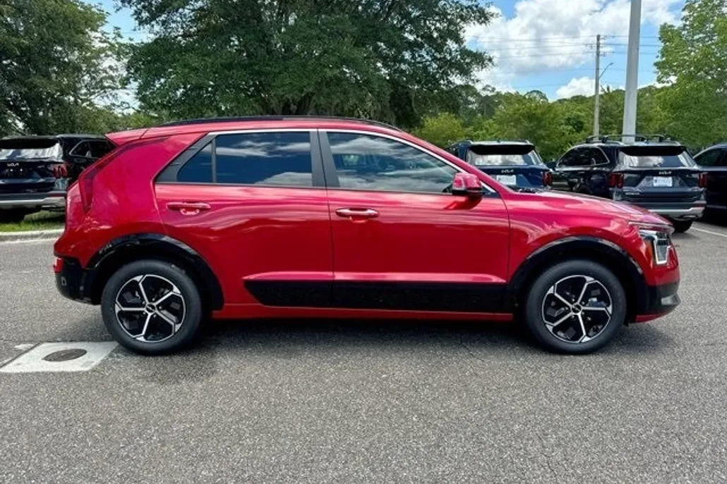 2025 Kia Niro SX photo 1
