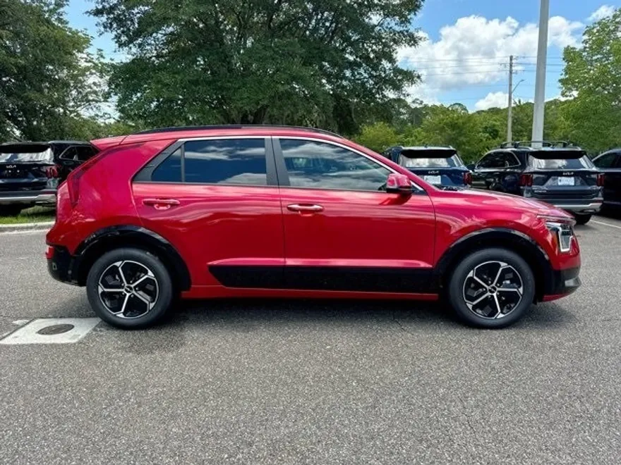 2025 Kia Niro SX photo 1
