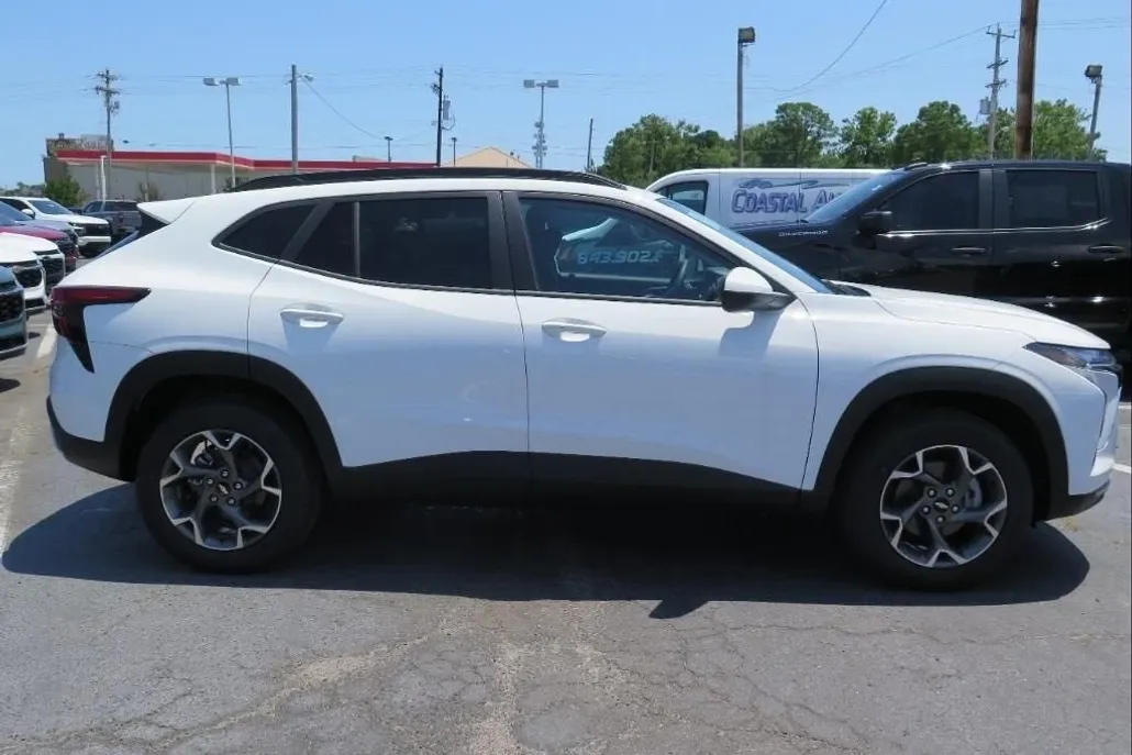 2025 Chevrolet Trax LT photo 1