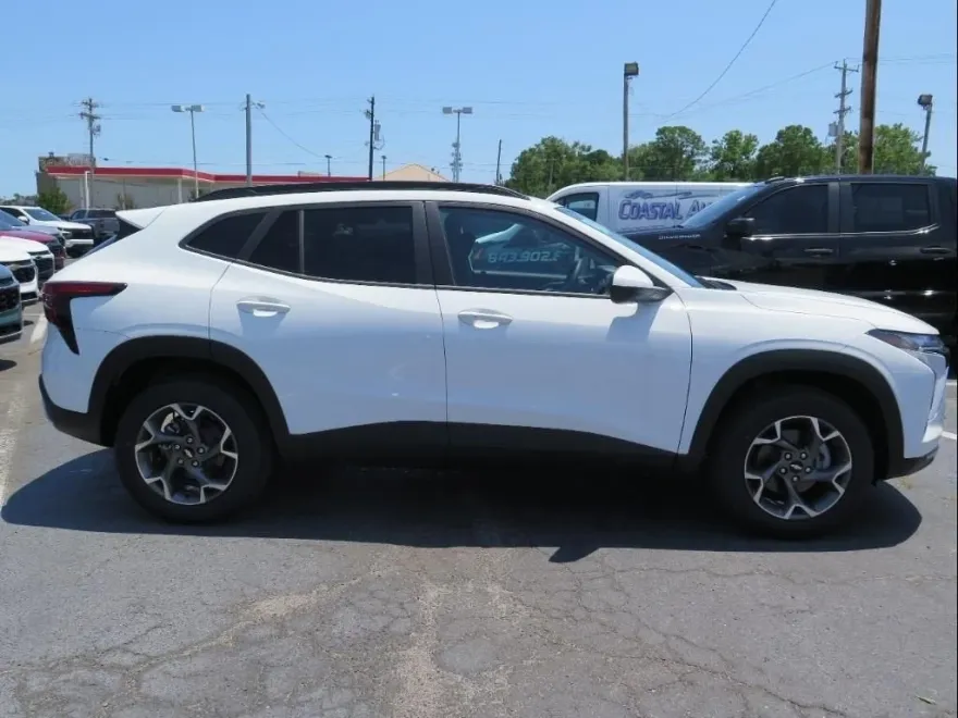 2025 Chevrolet Trax LT photo 1
