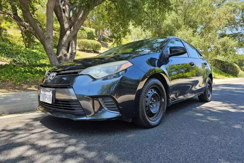 2016 Toyota Corolla LE photo 1