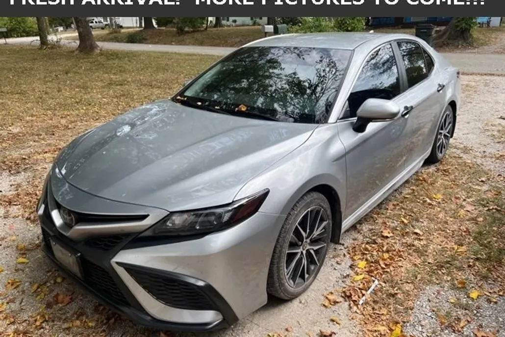 2022 Toyota Camry SE photo 1