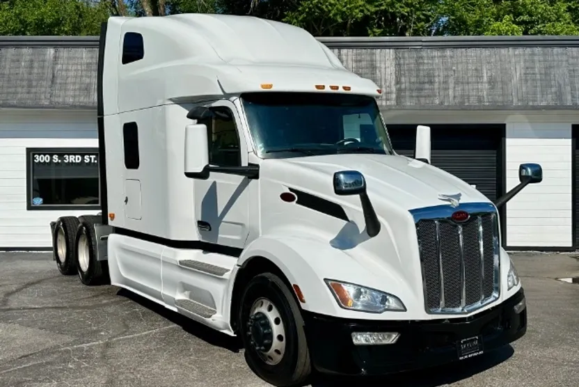 2023 Peterbilt 579 photo 1