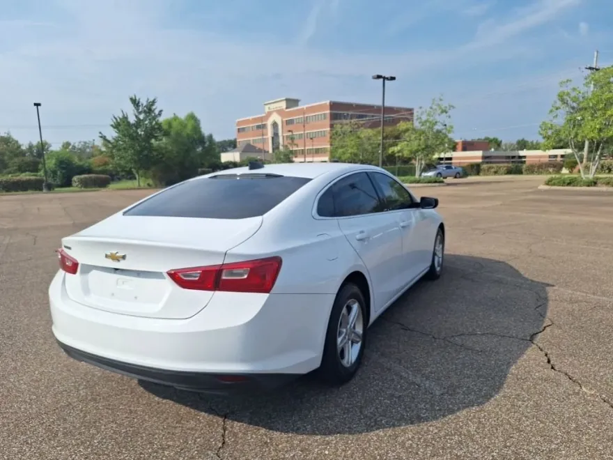 2023 Chevrolet Malibu LS photo 1