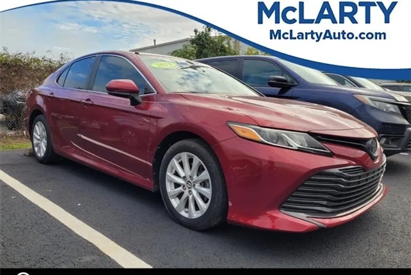 2019 Toyota Camry LE photo 1