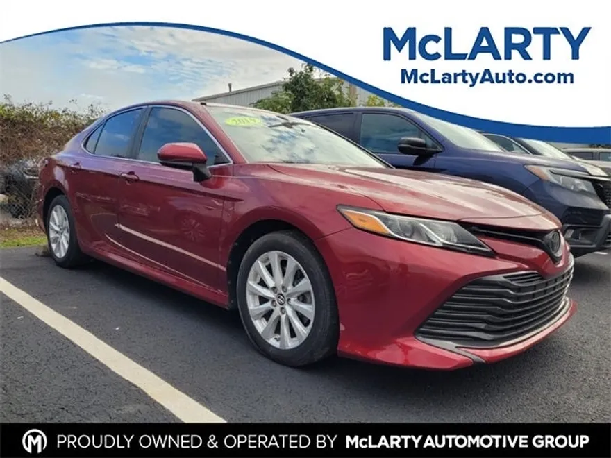 2019 Toyota Camry LE photo 1