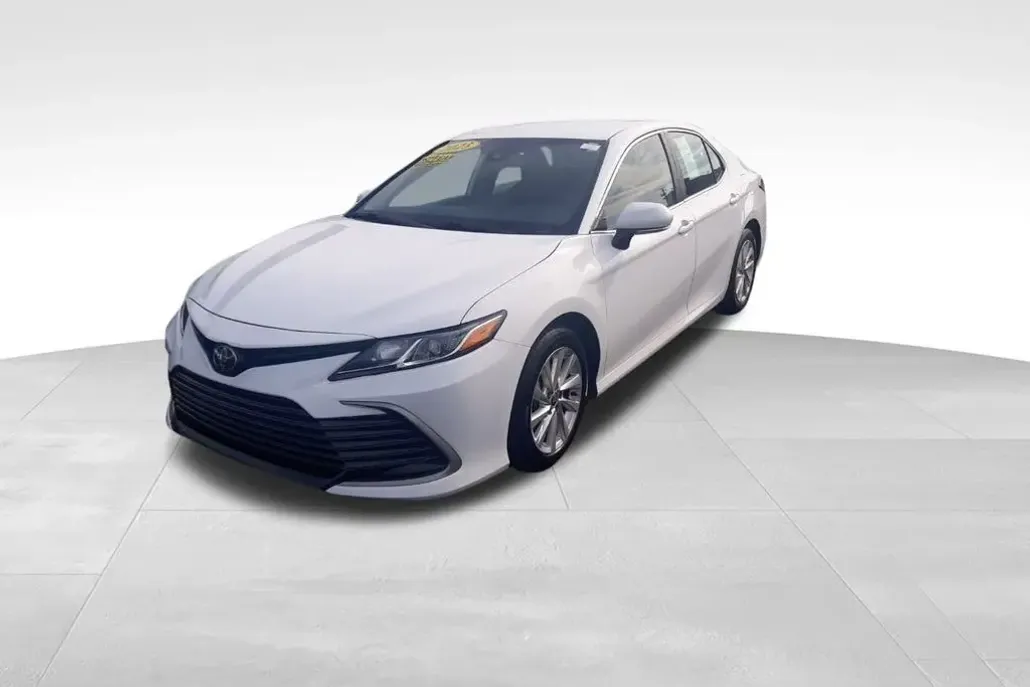 2023 Toyota Camry LE photo 1