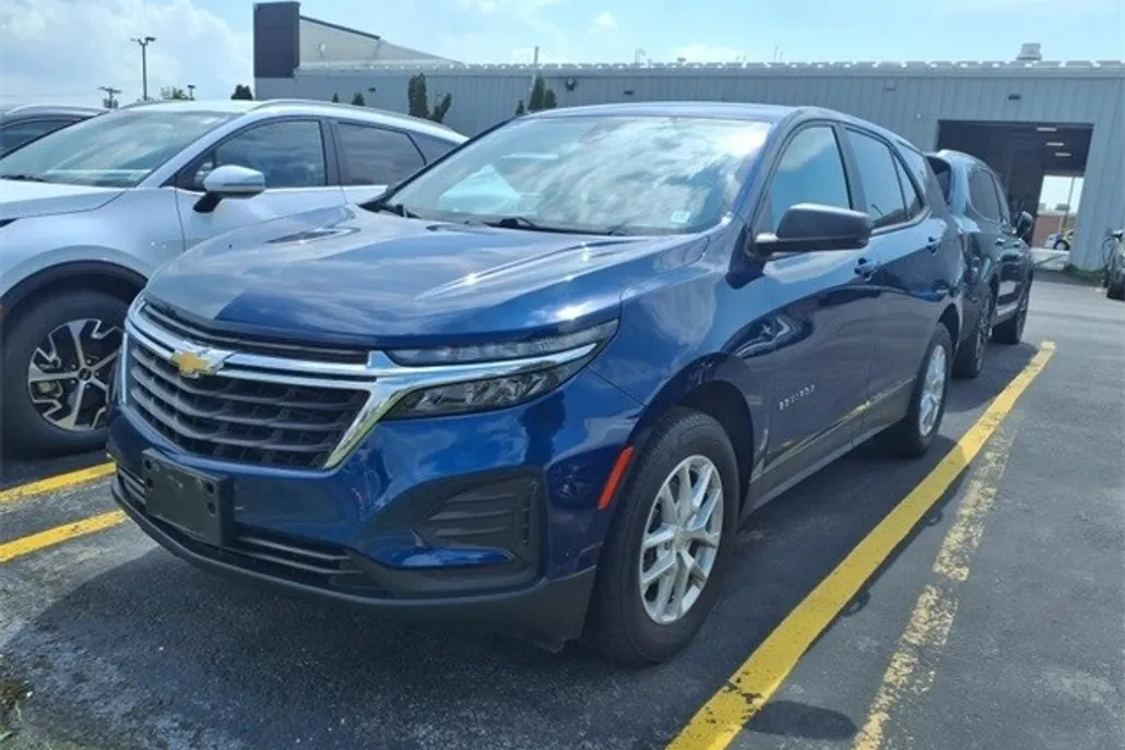 2022 Chevrolet Equinox LS photo 1