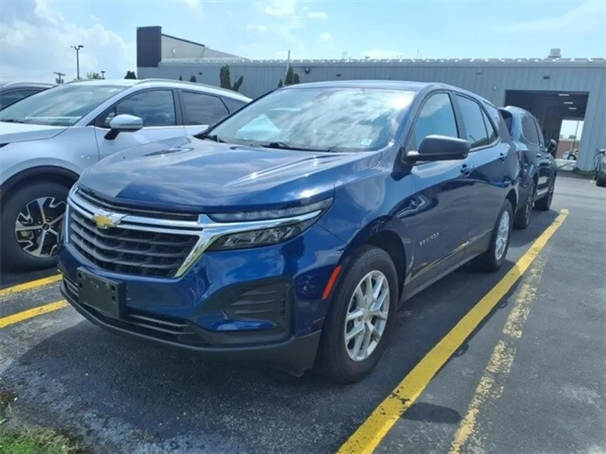 2022 Chevrolet Equinox LS photo 1