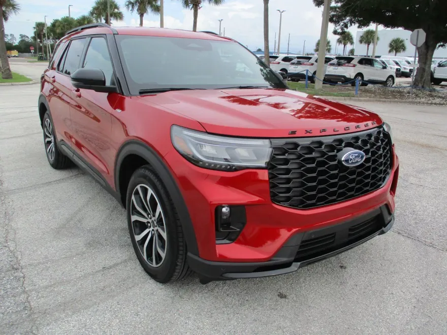 2025 Ford Explorer ST-Line photo 1