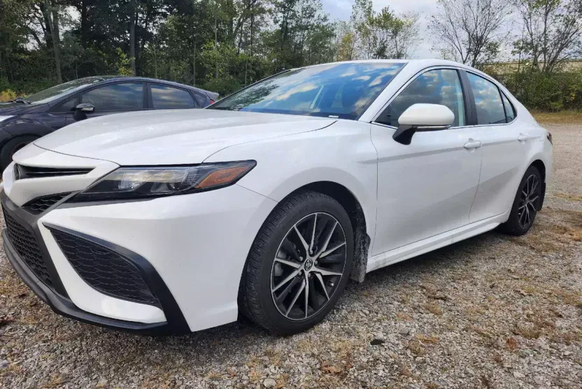 2022 Toyota Camry SE photo 1