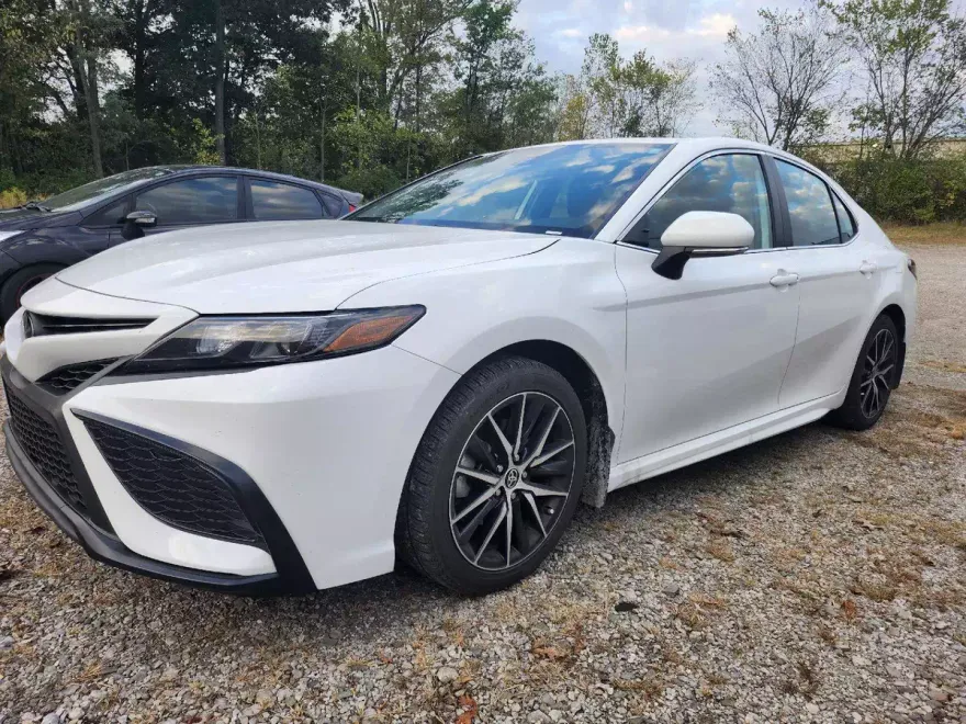 2022 Toyota Camry SE photo 1