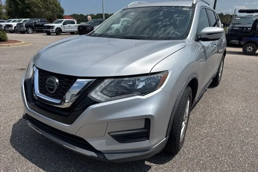 2018 Nissan Rogue SV photo 1