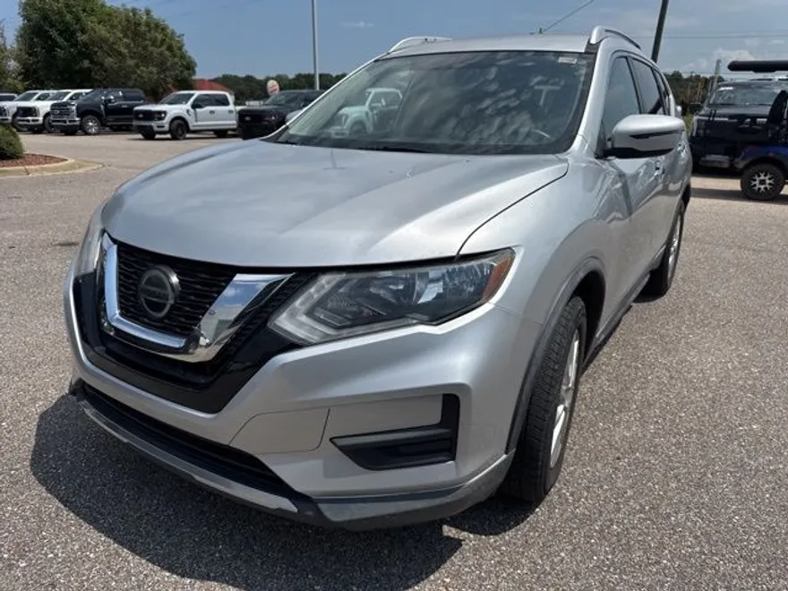 2018 Nissan Rogue SV photo 1