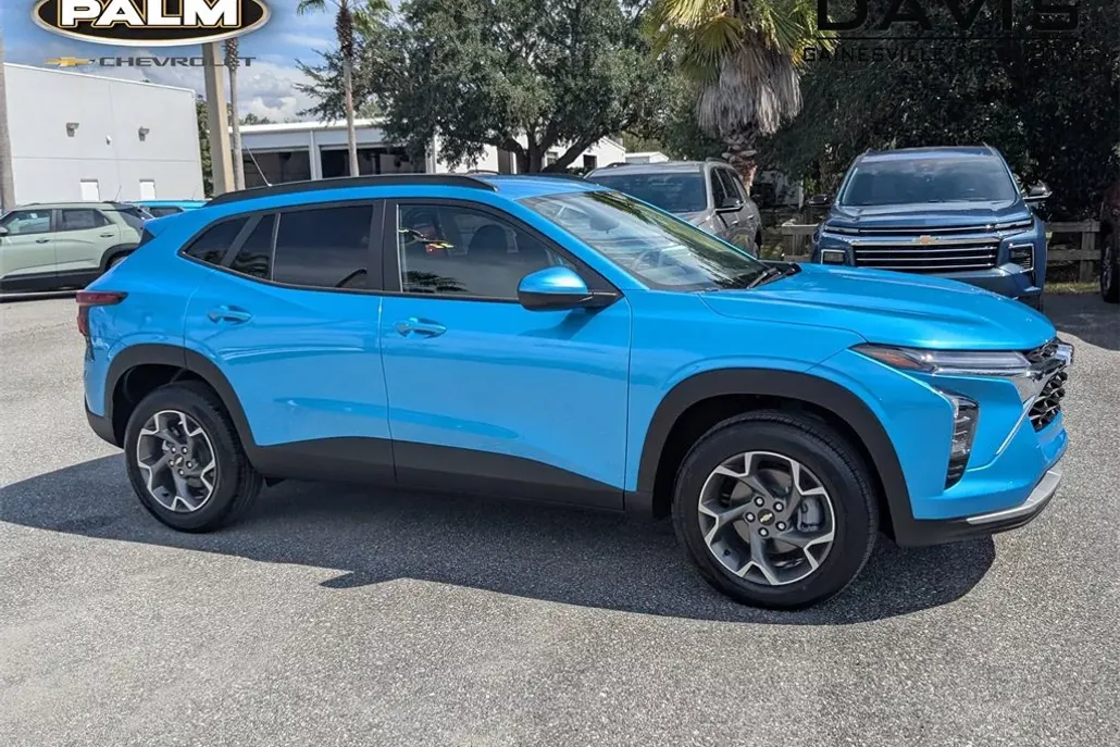 2025 Chevrolet Trax LT photo 1