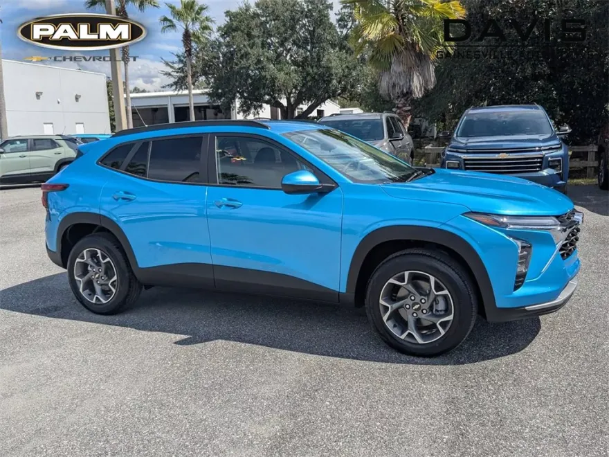 2025 Chevrolet Trax LT photo 1