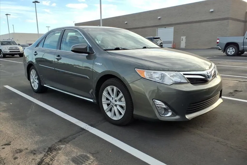 2013 Toyota Camry Hybrid XLE photo 1