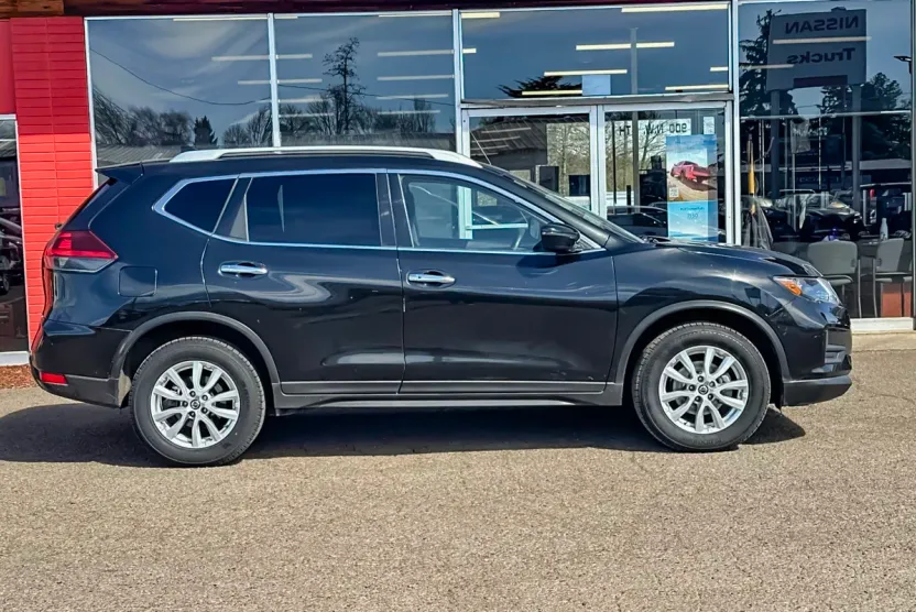 2020 Nissan Rogue SV photo 1