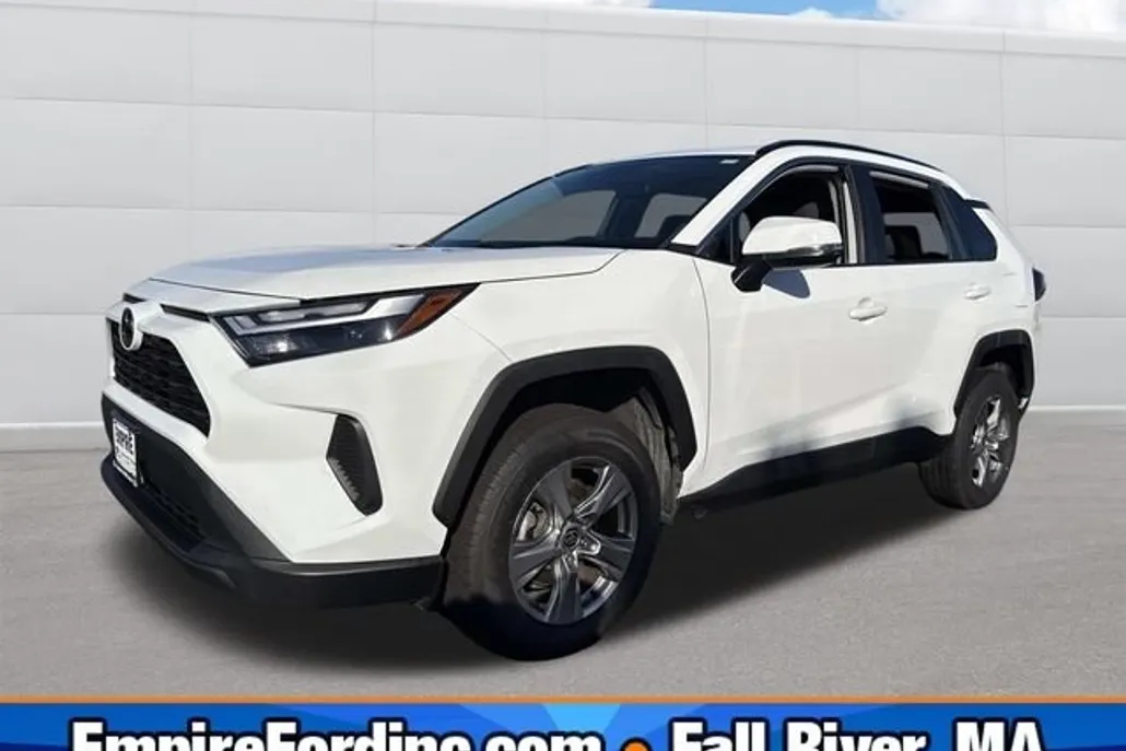 2023 Toyota RAV4 XLE photo 1