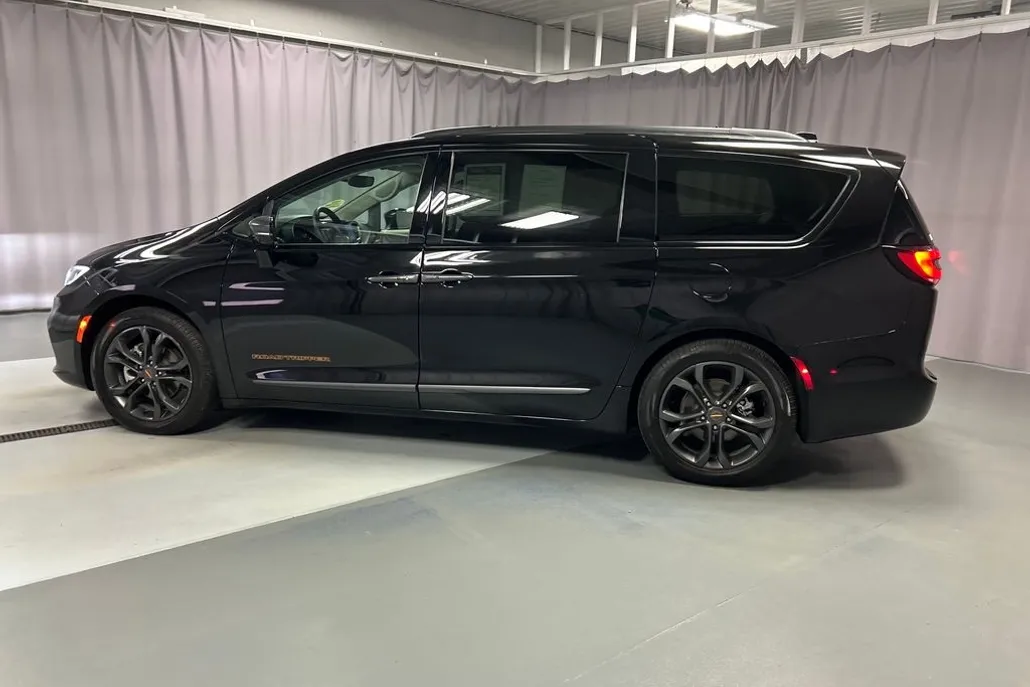 2024 Chrysler Pacifica Touring L photo 1