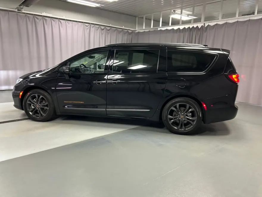 2024 Chrysler Pacifica Touring L photo 1