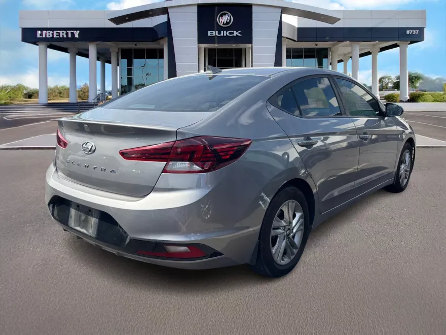 2020 Hyundai Elantra SEL photo 1