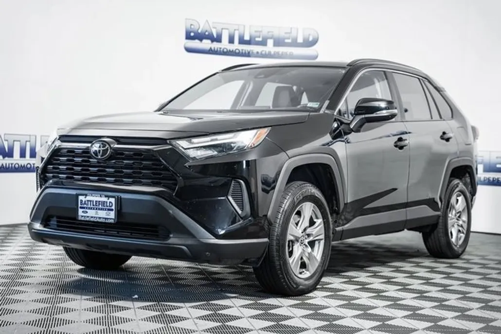 2023 Toyota RAV4 XLE photo 1