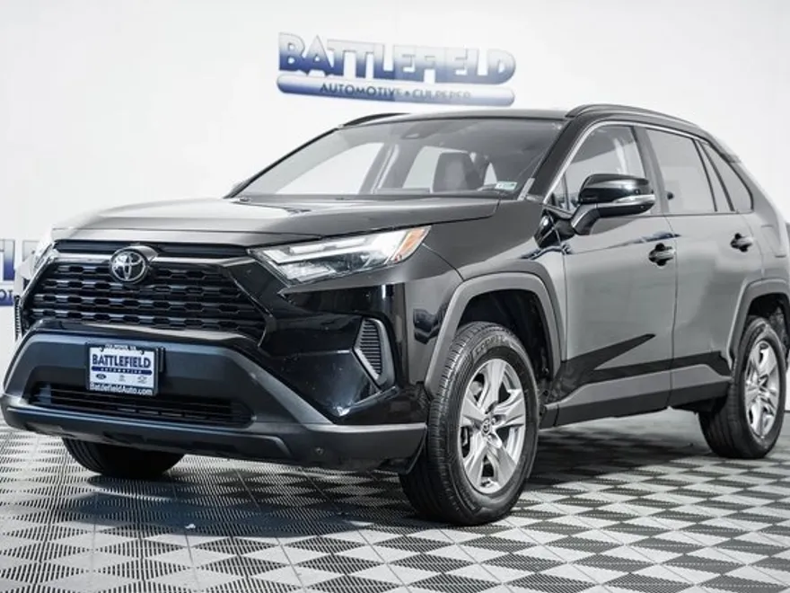 2023 Toyota RAV4 XLE photo 1