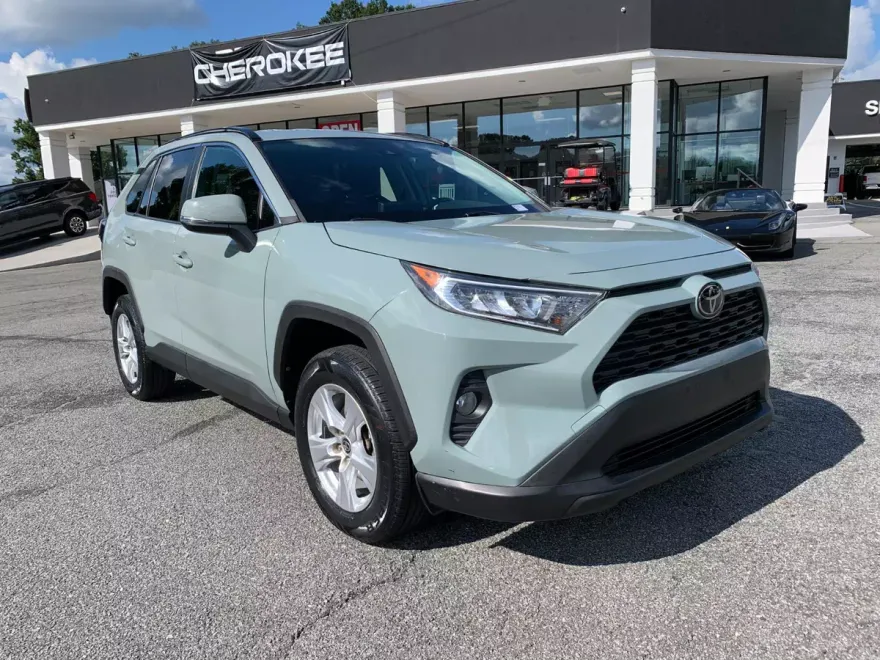 2021 Toyota RAV4 XLE photo 1