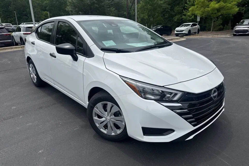 2025 Nissan Versa 1.6 S photo 1