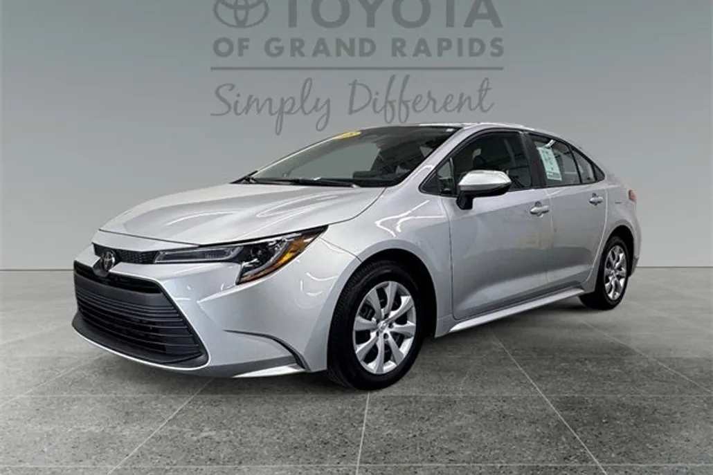 2025 Toyota Corolla LE photo 1