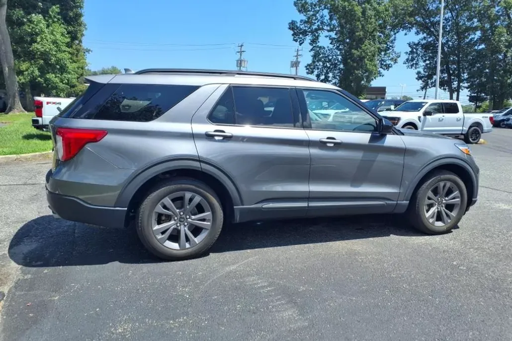 2022 Ford Explorer XLT photo 1