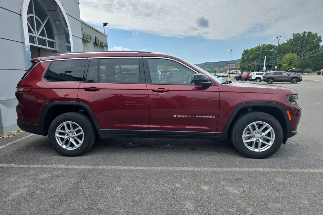 2022 Jeep Grand Cherokee Laredo photo 1