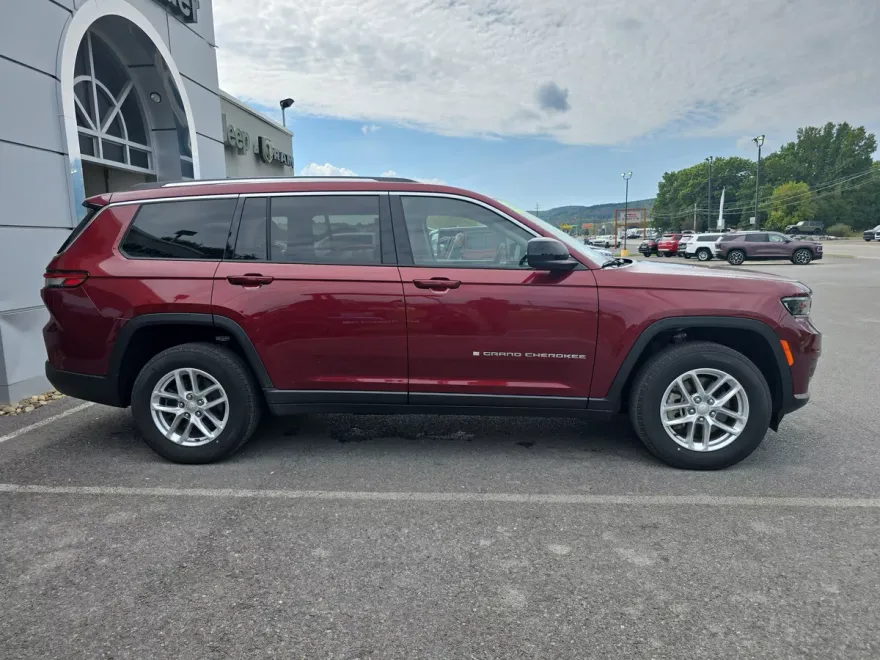 2022 Jeep Grand Cherokee Laredo photo 1