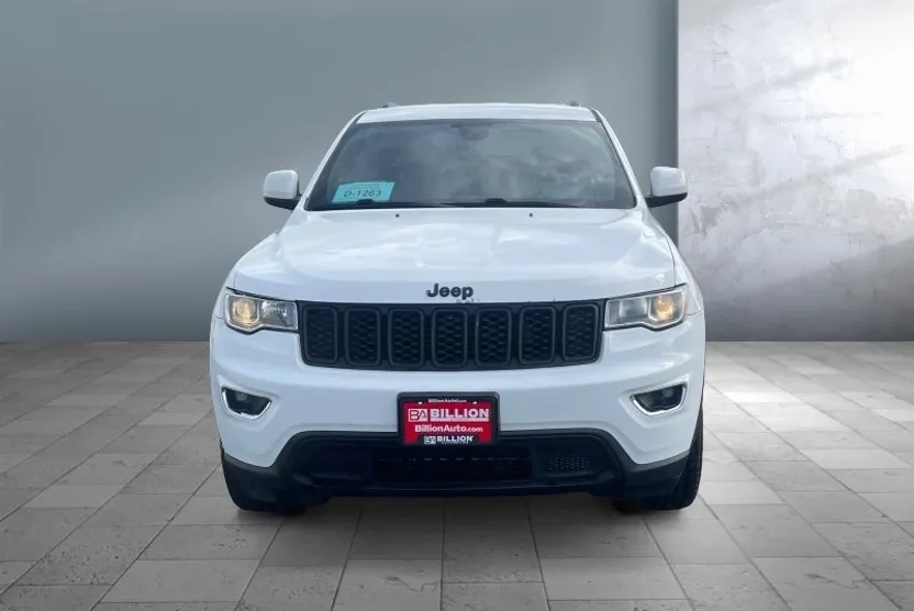 2019 Jeep Grand Cherokee Laredo E photo 1