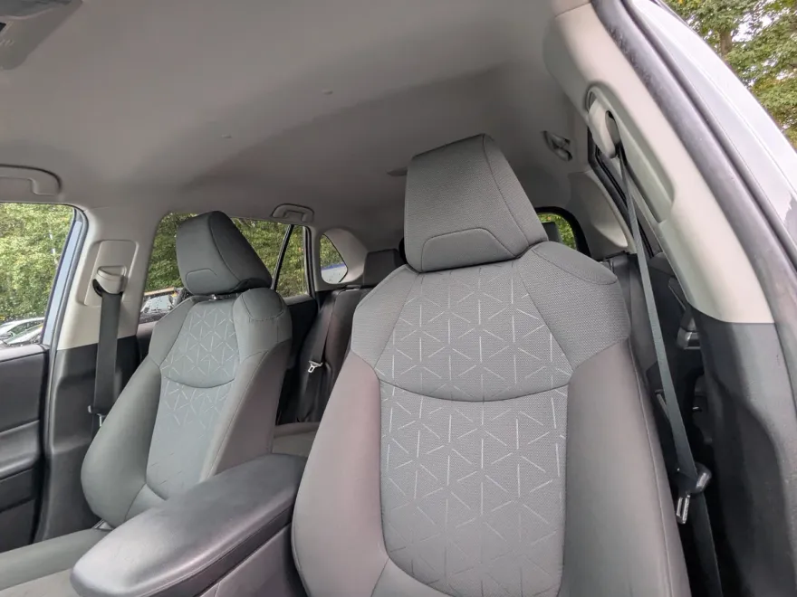2023 Toyota RAV4 XLE photo 1